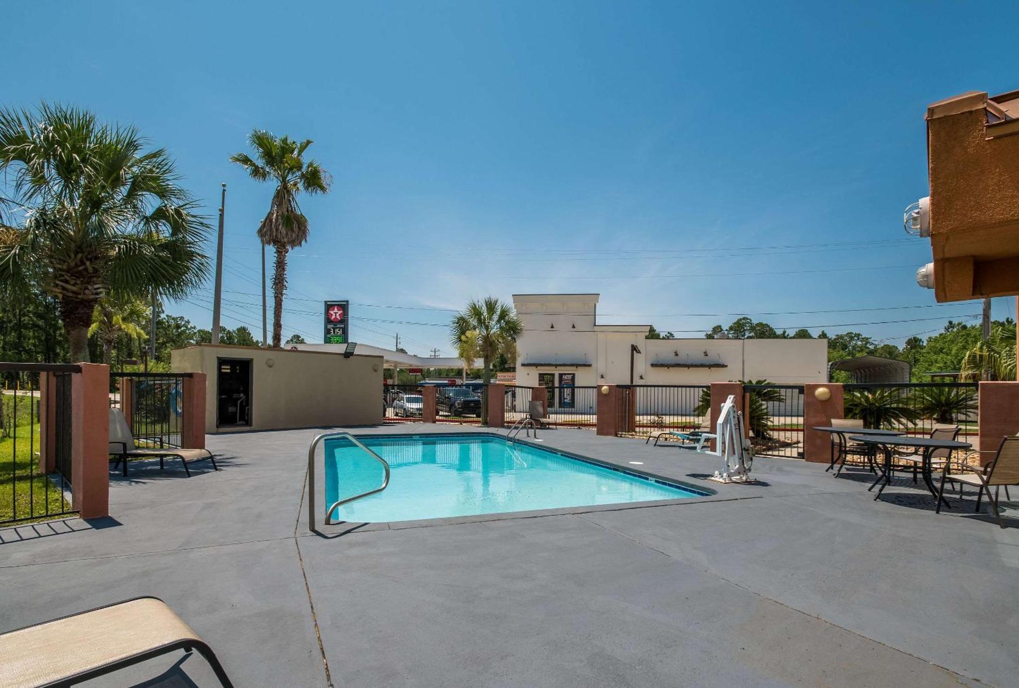 Econo Lodge Inn & Suites Diamondhead Exterior photo