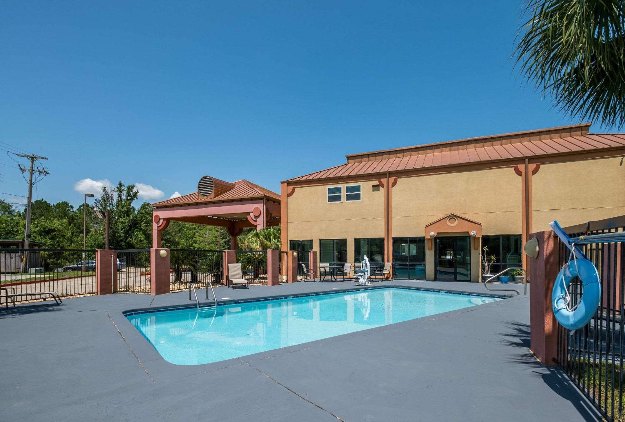 Econo Lodge Inn & Suites Diamondhead Exterior photo