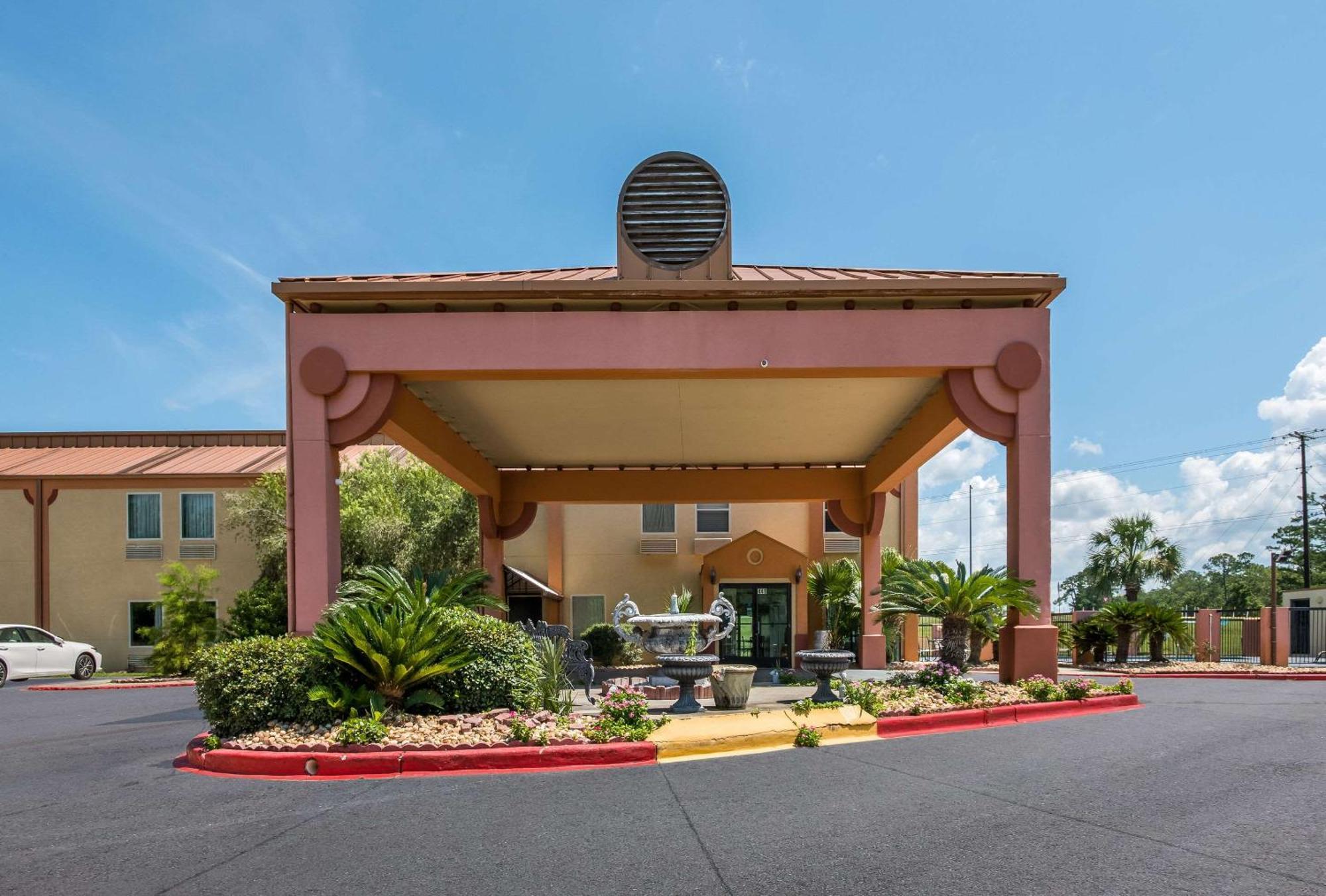 Econo Lodge Inn & Suites Diamondhead Exterior photo