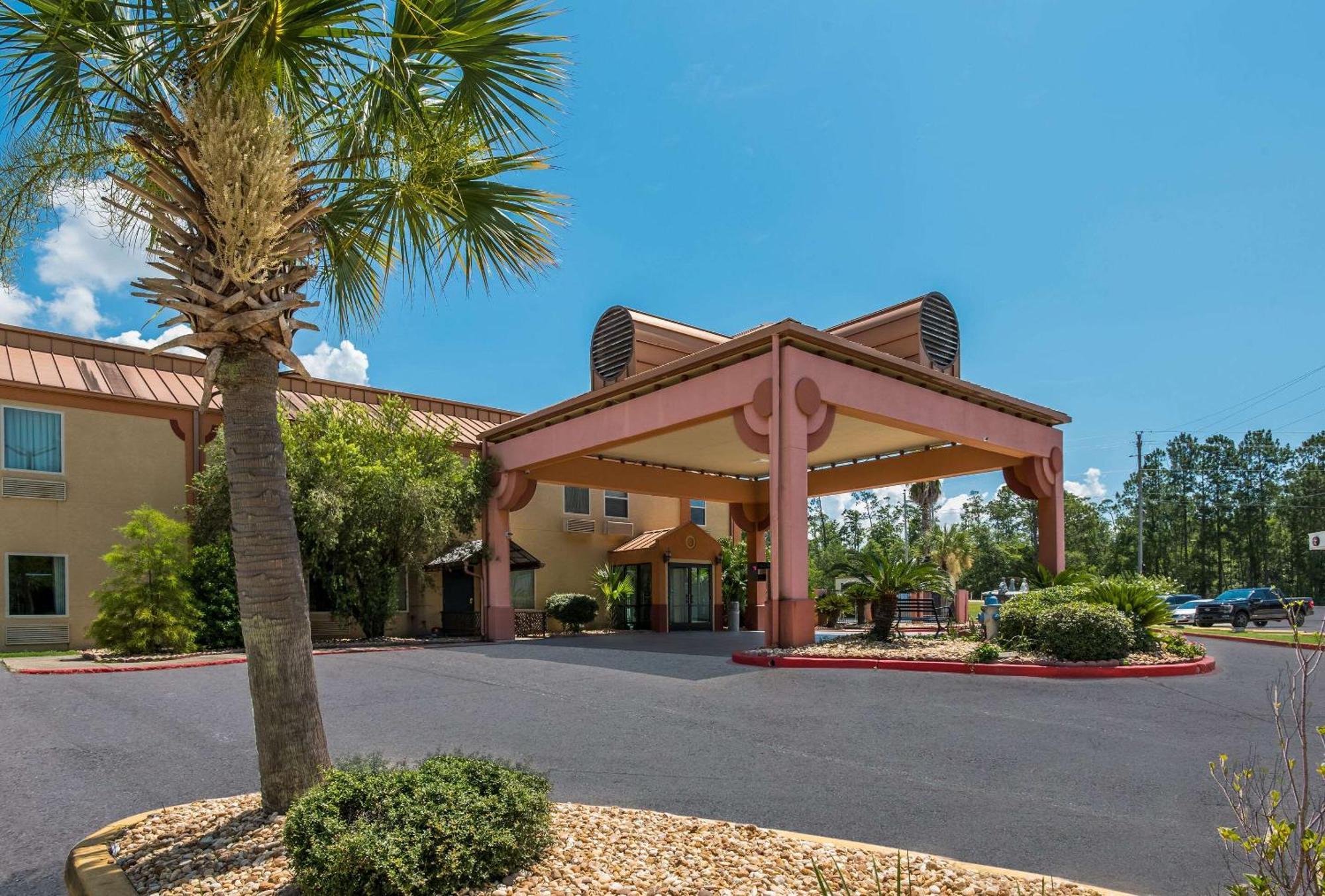 Econo Lodge Inn & Suites Diamondhead Exterior photo