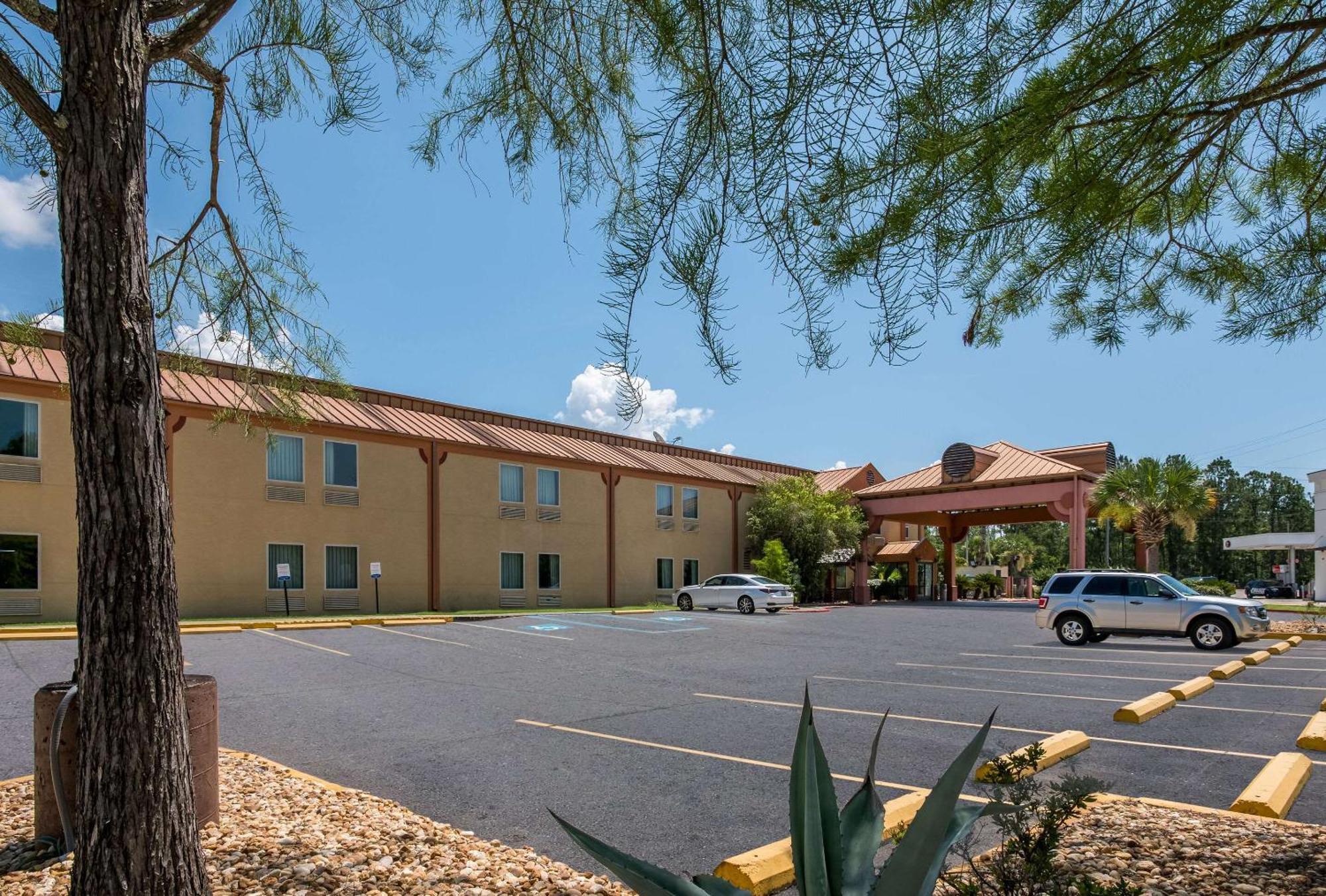 Econo Lodge Inn & Suites Diamondhead Exterior photo